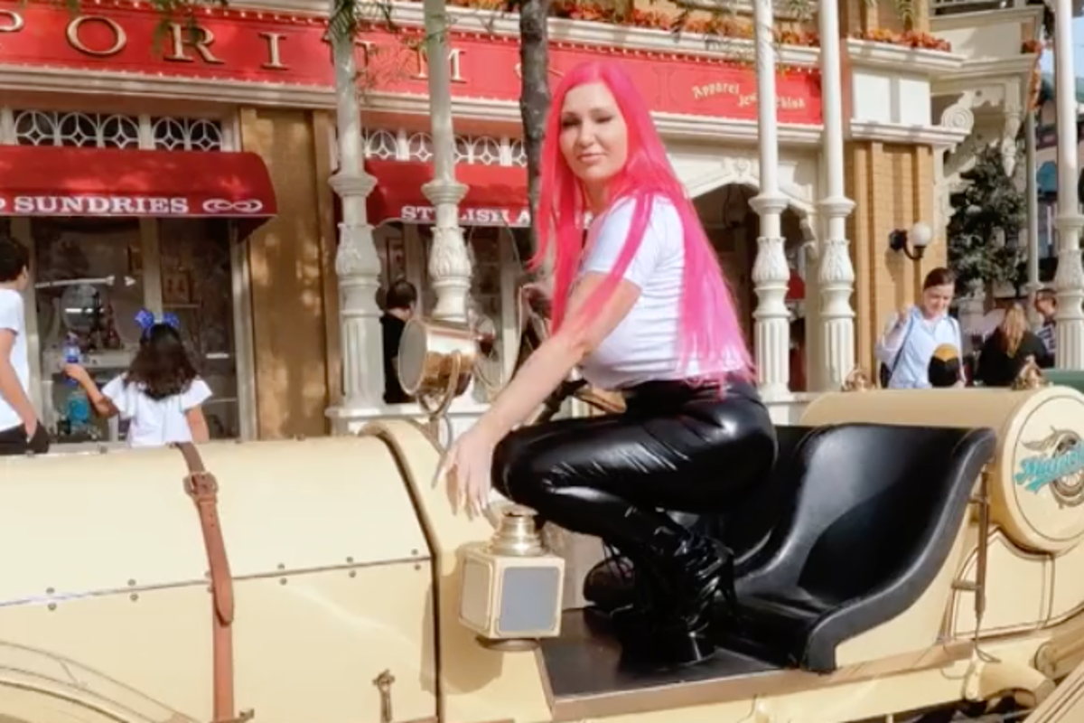 Modelo de OnlyFans causa polémica por grabar vídeos en Disney de París